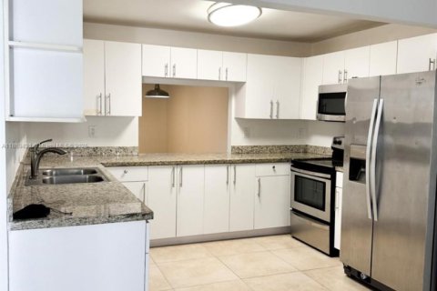 Townhouse in North Miami, Florida 2 bedrooms, 165.37 sq.m. № 1941391 - photo 5