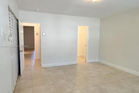 Townhouse in North Miami, Florida 2 bedrooms, 165.37 sq.m. № 1941391 - photo 9