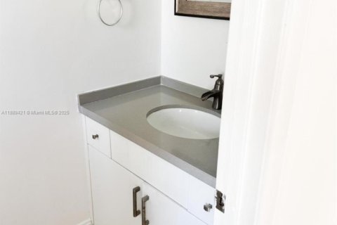 Townhouse in North Miami, Florida 2 bedrooms, 165.37 sq.m. № 1941391 - photo 3