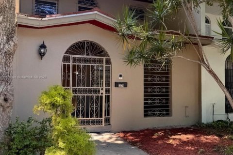 Townhouse in North Miami, Florida 2 bedrooms, 165.37 sq.m. № 1941391 - photo 1