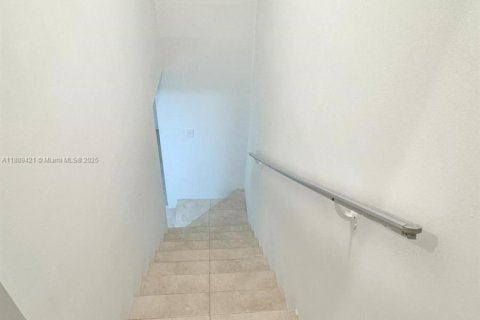 Townhouse in North Miami, Florida 2 bedrooms, 165.37 sq.m. № 1941391 - photo 7