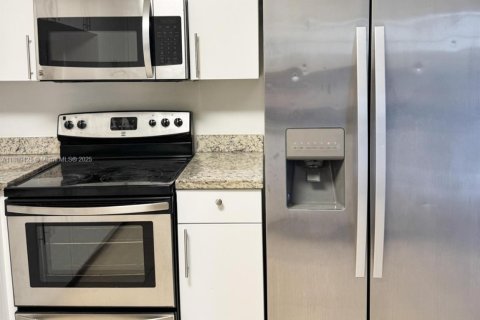 Townhouse in North Miami, Florida 2 bedrooms, 165.37 sq.m. № 1941391 - photo 6