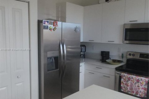 Casa en alquiler en Miami, Florida, 3 dormitorios, 137.77 m2 № 1951774 - foto 3