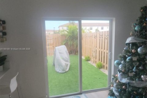 Casa en alquiler en Miami, Florida, 3 dormitorios, 137.77 m2 № 1951774 - foto 12