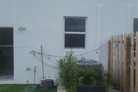 Casa en alquiler en Miami, Florida, 3 dormitorios, 137.77 m2 № 1951774 - foto 5