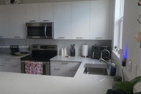 Casa en alquiler en Miami, Florida, 3 dormitorios, 137.77 m2 № 1951774 - foto 4