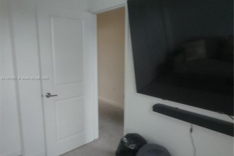 Casa en alquiler en Miami, Florida, 3 dormitorios, 137.77 m2 № 1951774 - foto 10