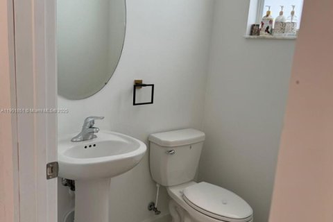 Casa en alquiler en Miami, Florida, 3 dormitorios, 137.77 m2 № 1951774 - foto 18