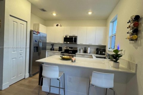 Casa en alquiler en Miami, Florida, 3 dormitorios, 137.77 m2 № 1951774 - foto 27