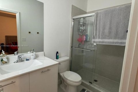 Casa en alquiler en Miami, Florida, 3 dormitorios, 137.77 m2 № 1951774 - foto 24