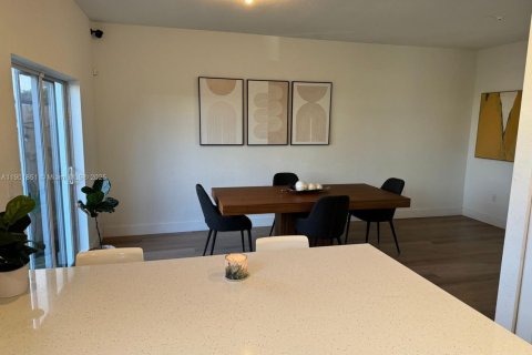 Casa en alquiler en Miami, Florida, 3 dormitorios, 137.77 m2 № 1951774 - foto 25