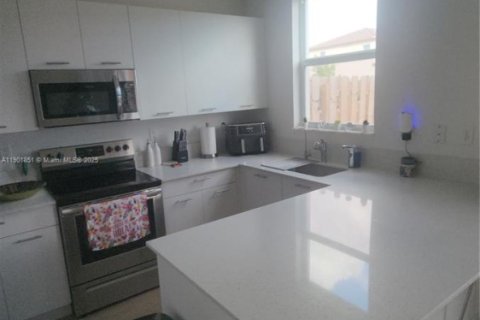 Casa en alquiler en Miami, Florida, 3 dormitorios, 137.77 m2 № 1951774 - foto 11