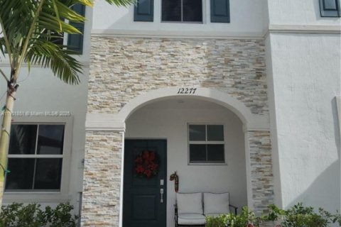 Casa en alquiler en Miami, Florida, 3 dormitorios, 137.77 m2 № 1951774 - foto 1