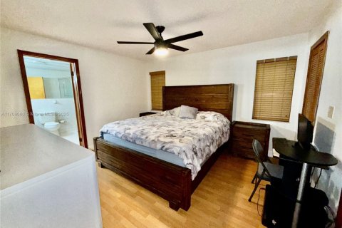 House in Miami, Florida 4 bedrooms, 184.6 sq.m. № 1712121 - photo 5