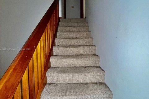 House in Miami, Florida 4 bedrooms, 184.6 sq.m. № 1712121 - photo 9