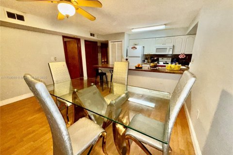 House in Miami, Florida 4 bedrooms, 184.6 sq.m. № 1712121 - photo 4