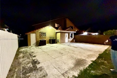 House in Miami, Florida 4 bedrooms, 184.6 sq.m. № 1712121 - photo 8