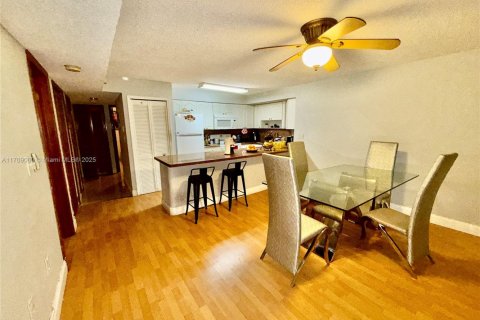 House in Miami, Florida 4 bedrooms, 184.6 sq.m. № 1712121 - photo 3