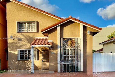 House in Miami, Florida 4 bedrooms, 184.6 sq.m. № 1712121 - photo 1