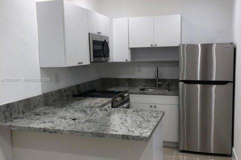 Copropriété à louer à Coral Gables, Floride: 32.98 m2 № 2384976 - photo 2