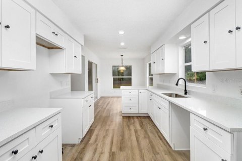 House in Lakeland, Florida 3 bedrooms, 158.77 sq.m. № 2120907 - photo 2