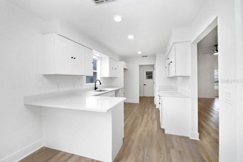 House in Lakeland, Florida 3 bedrooms, 158.77 sq.m. № 2120907 - photo 4