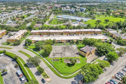 Купить коммерческую недвижимость в Санрайз, Флорида № 1942357 - фото 3