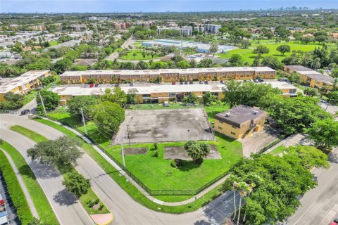 Купить коммерческую недвижимость в Санрайз, Флорида № 1942357 - фото 2