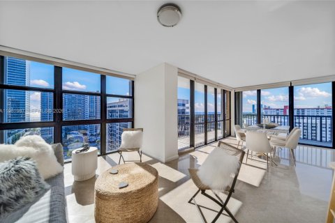 Copropriété à louer à Hallandale Beach, Floride: 2 chambres, 126.35 m2 № 2050764 - photo 3