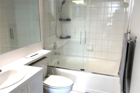 Снять в аренду кондоминиум в Авентура, Флорида 2 спальни, 109.62м2, № 1955237 - фото 9