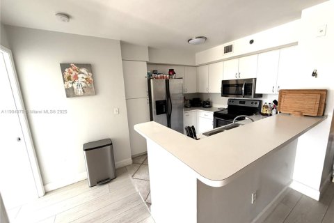 Снять в аренду кондоминиум в Авентура, Флорида 2 спальни, 109.62м2, № 1955237 - фото 2