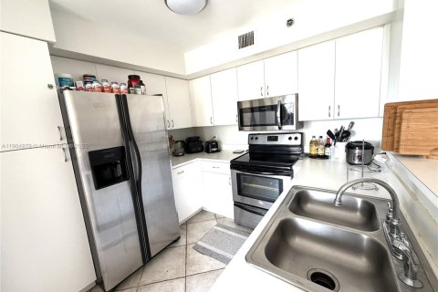 Снять в аренду кондоминиум в Авентура, Флорида 2 спальни, 109.62м2, № 1955237 - фото 3