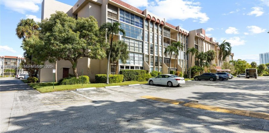 Condominio en Hallandale Beach, Florida, 1 dormitorio  № 1991537