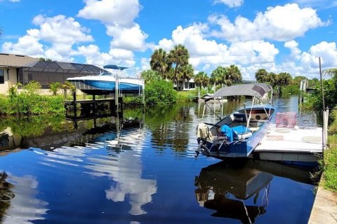 Casa en Port Charlotte, Florida 3 dormitorios, 115.11 m2 № 2360763