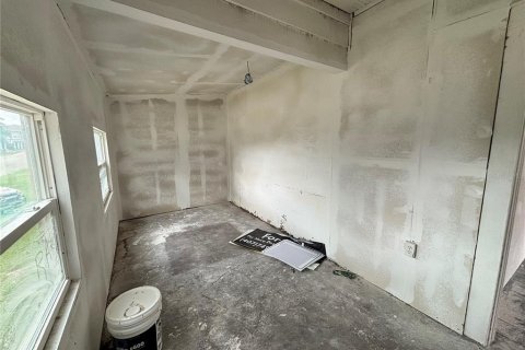 Propiedad comercial en alquiler en Haines City, Florida, 126.25 m2 № 1899468 - foto 4
