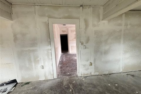 Propiedad comercial en alquiler en Haines City, Florida, 126.25 m2 № 1899468 - foto 2