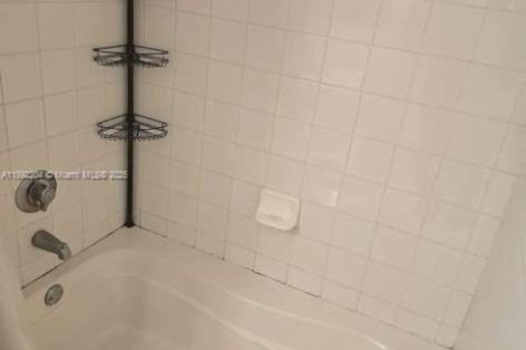 Condo in Miramar, Florida, 2 bedrooms  № 1944211 - photo 11
