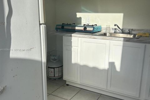 House in Hialeah, Florida 1 bedroom, 148.64 sq.m. № 1986351 - photo 3