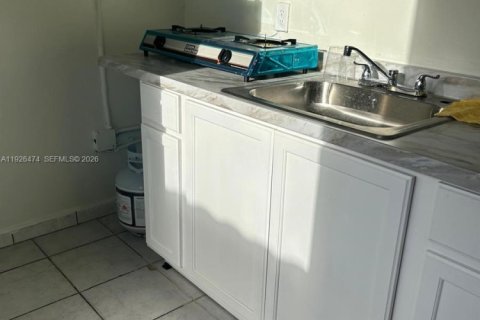 House in Hialeah, Florida 1 bedroom, 148.64 sq.m. № 1986351 - photo 4