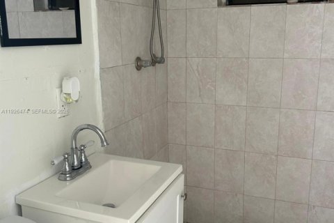 House in Hialeah, Florida 1 bedroom, 148.64 sq.m. № 1986351 - photo 6