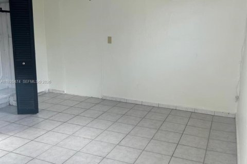 House in Hialeah, Florida 1 bedroom, 148.64 sq.m. № 1986351 - photo 5