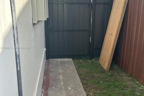 House in Hialeah, Florida 1 bedroom, 148.64 sq.m. № 1986351 - photo 9