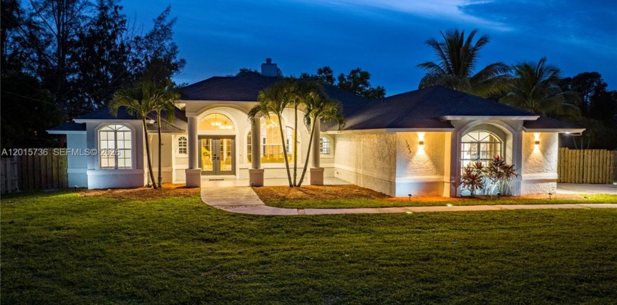 Villa ou maison à West Palm Beach, Floride 8 chambres, 338.07 m2 № 2247370