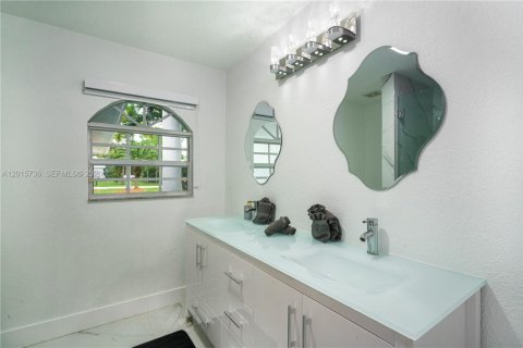 Villa ou maison à louer à West Palm Beach, Floride: 8 chambres, 338.07 m2 № 2247370 - photo 15