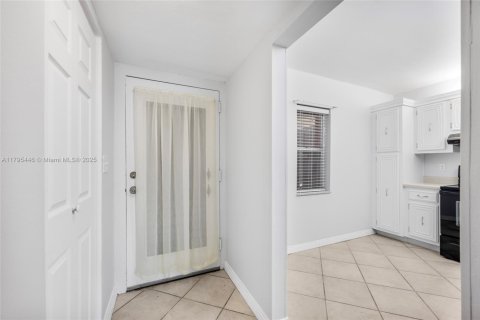 Condo in Lauderdale Lakes, Florida, 2 bedrooms  № 1726584 - photo 15