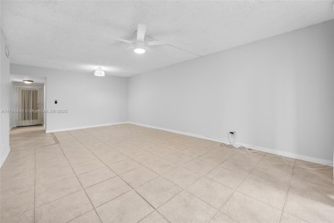 Condo in Lauderdale Lakes, Florida, 2 bedrooms  № 1726584 - photo 9