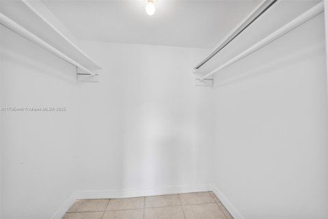 Condo in Lauderdale Lakes, Florida, 2 bedrooms  № 1726584 - photo 8