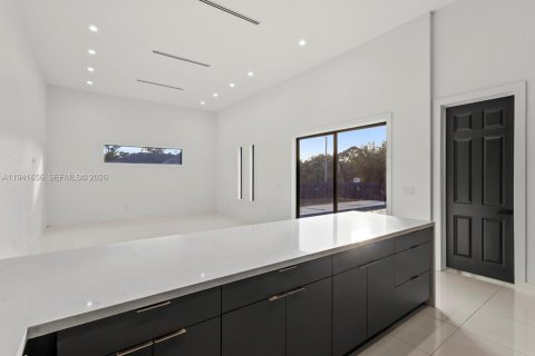 Купить виллу или дом в Лихай-Эйкерс, Флорида 4 спальни, № 1998919 - фото 10