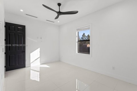 Купить виллу или дом в Лихай-Эйкерс, Флорида 4 спальни, № 1998919 - фото 15