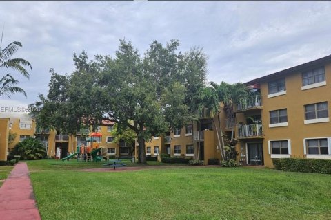 Condo in Miami, Florida, 2 bedrooms  № 2044432 - photo 14